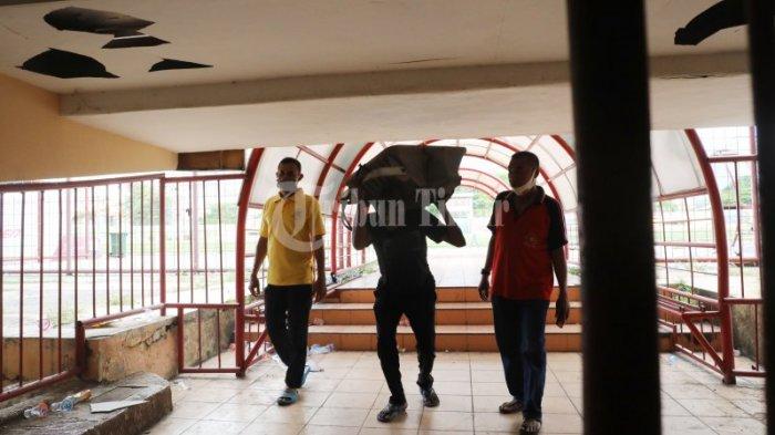 FOTO: Renovasi Stadion Mattoanging Dimulai dari Pencopotan Lampu Sorot Stadion - pekerja-mengangkat-lampu-sorot-stadion-di-stadion-mattoanging-4.jpg