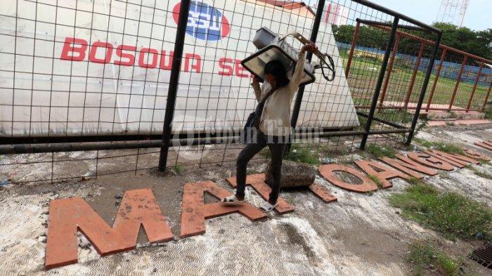 FOTO: Renovasi Stadion Mattoanging Dimulai dari Pencopotan Lampu Sorot Stadion - pekerja-mengangkat-lampu-sorot-stadion-di-stadion-mattoanging-5.jpg