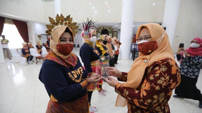 Rossy Timur Puji Lomba Senam Covid-19 ala DWP Makassar