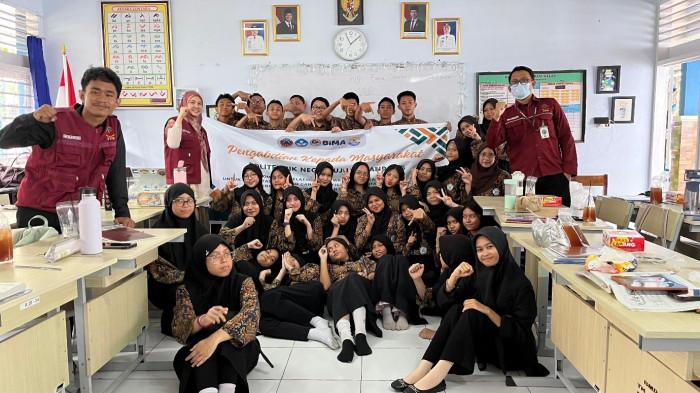 Dosen dan Mahasiswa PNUP Dampingi Siswa SMPN 12 Makassar Belajar Internet  Sehat - Tribun-timur.com