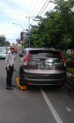 Dishub Makassar Ancam Gembok Mobil di Jl Ahmad Yani
