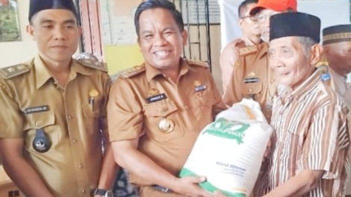 Komitmen Terhadap Kesejahteraan, Pj Bupati Jeneponto Salurkan Bantuan Pangan untuk Warga