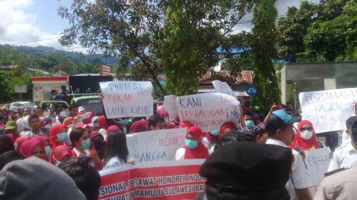 BREAKING NEWS : Ratusan Perawat Unjuk Rasa di Kantor Bupati Mamuju