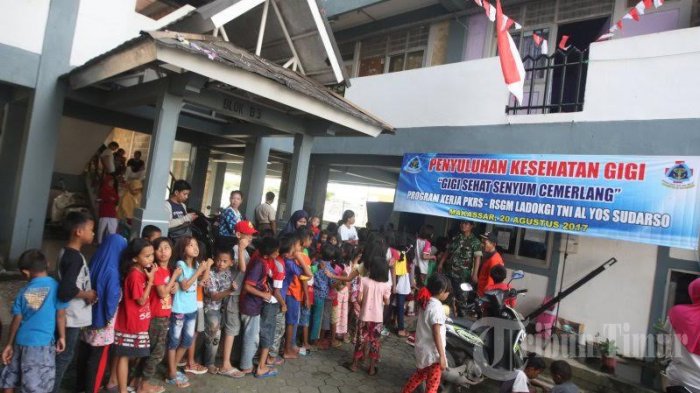 Kerjasama RSGM TNI AL, Yayasan Anak Bangsa Berakhlak Mulia Periksa Gigi Anak Rusunawa Mariso - periksa-gig_20170820_232716.jpg
