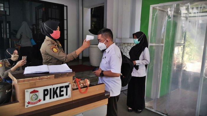 FOTO: Balaikota Makassar Terapkan Protokol Kesehatan - personel-satpol-pp544.jpg