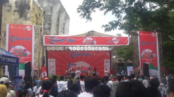 Ribuan Peserta Jalan ASik Tribun Goyang Zumba