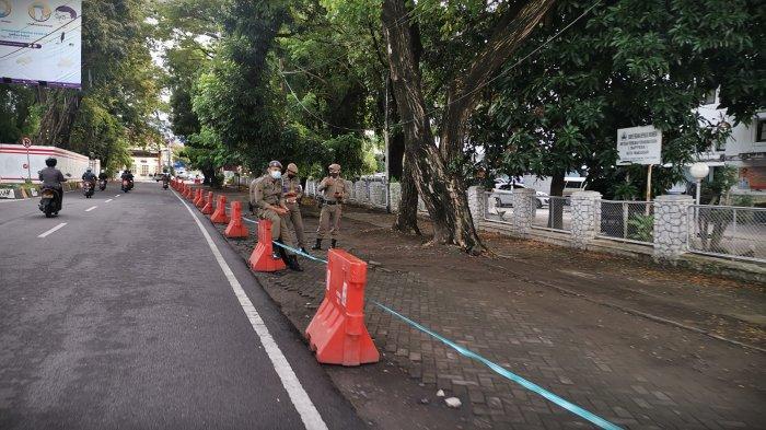 FOTO: Petugas Gabungan Jaga Balaikota Makassar dari Parkir Liar - petugas-gabunga4.jpg
