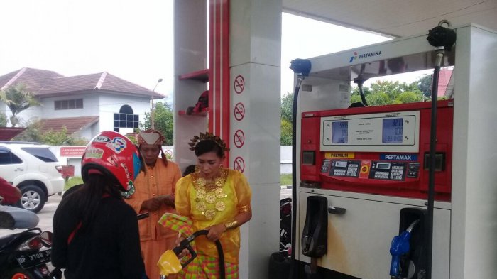 Unik, Petugas SPBU Tallunglipu Toraja Pakai Baju Adat Layani Konsumen
