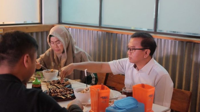 Jelang Debat, Agus AN Nikmati Sate Kambing Bareng Istri