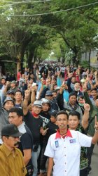 Massa Pendukung Paslon Pilwali Padati Lokasi Rekapitulasi, Polisi Mulai Pasang Kawat Duri