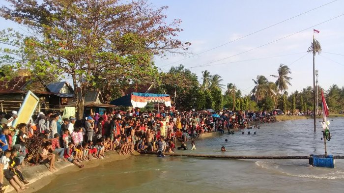 HUT RI, Ada Lomba Panjat Pinang di Irigasi Baranti Sidrap