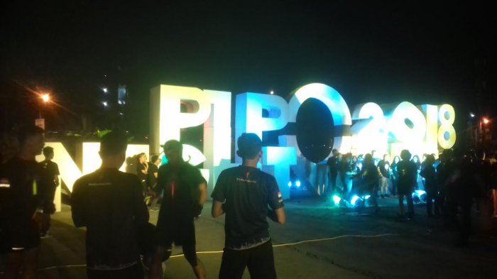 Sebelum Start, Peserta Pipo Night Run Abadikan Berfoto di Landmark