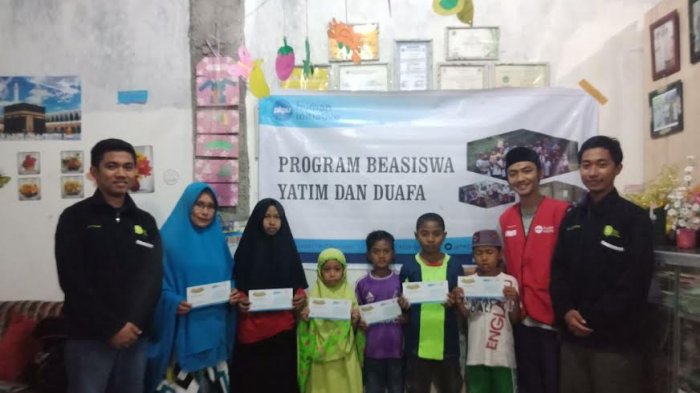 PKPU Sulsel Serahkan Beasiswa Yatim dan Duafa untuk Anak Kurang Mampu