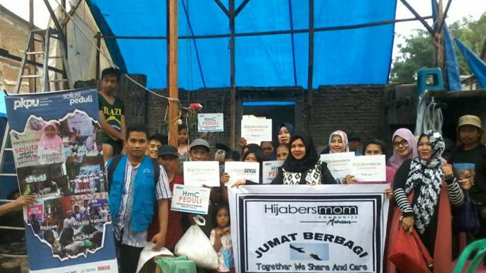 PKPU-Hijabers Mom Community Bagi Sembako di Maccini Parang
