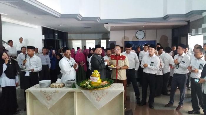 PLN Sulselrabar Potong Nasi Tumpeng Rayakan HUT PLN ke-71