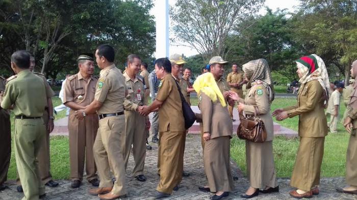 PNS Pemkab Luwu Antre Salaman dengan Amru Saher - pns-luwu-gang_20160711_123442.jpg