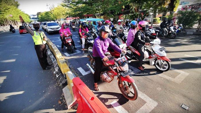 FOTO: Jaga Jarak di Lampu Merah