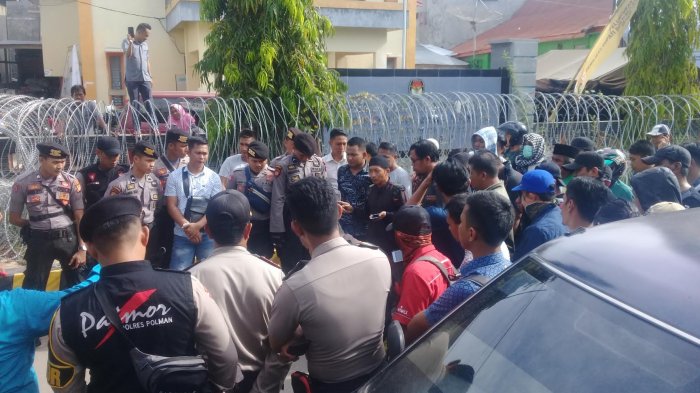 Demo di KPU Polman, Warga Minta Formulir C6 Terbagi dengan Baik dan Jujur