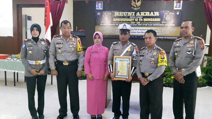 Suapi Kakek Kelaparan di Pos Lantas, Personel Polres Barru Dapat Penghargaan dari Kapolda