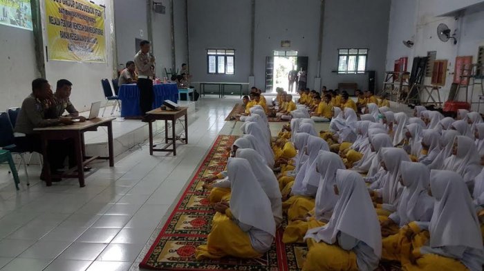 Marak Informasi Tidak Benar, Polres Maros Kampanye Antihoax di Sekolah