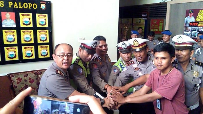 Solidaritas Jurnalis Luwu Raya Demo, Kapolres Palopo Minta Maaf - polres-palopo-minta-maaf_20170315_135209.jpg