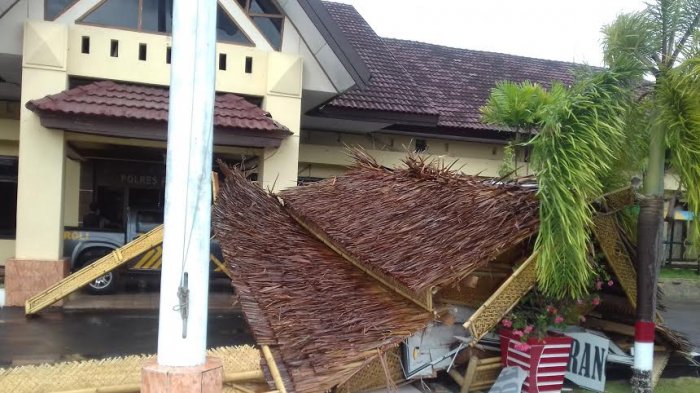 Baruga di Mapolres Pinrang Rubuh, Timpa Mobil Wakalpolres