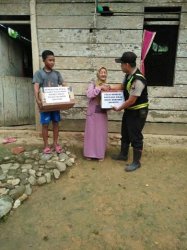 Anggota Polsek Sinjai Barat Bantu Lansia di Kalelembang, Ini Tujuannya