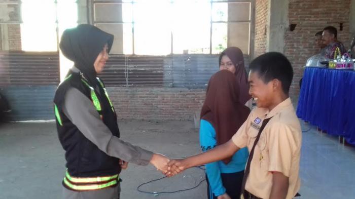 Perkenalkan Polwan Berparas Cantik dari Bone, Sri Hardiyanti, Cita-cita Dokter - polwan-cantik-bone_20160417_182954.jpg