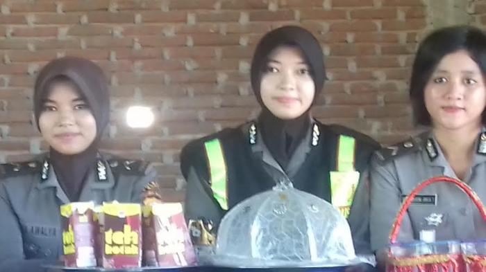 Perkenalkan Polwan Berparas Cantik dari Bone, Sri Hardiyanti, Cita-cita Dokter - polwan-cantik-dari-bone_20160417_182857.jpg