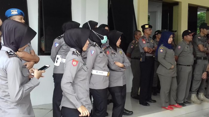 Aliansi Masyarakat Enrekang Unjuk Rasa, Polres dan Satpol PP Kerahkan Wanita