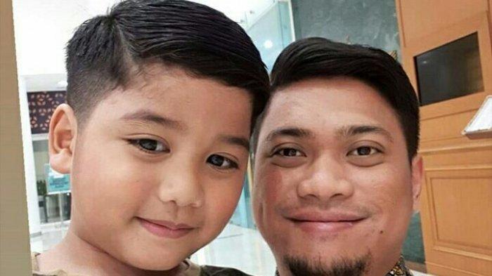 Bupati Gowa Luangkan Waktu untuk Temani Putranya Potong Rambut