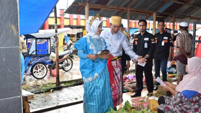 Unik, Kenakan Baju Bodo, Panwascam Labbakang Pangkep Imbau Warga Tolak Politik Uang