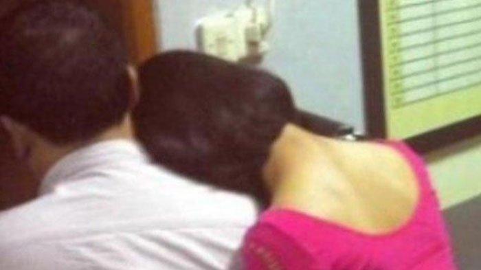 Penasaran dengan Gaya Berhubungan Badan Bertiga, Pria ini Jual Calon Istri