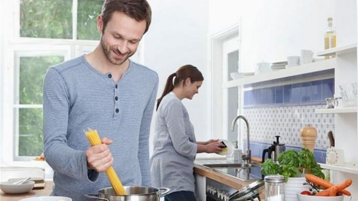 Hasil Riset, Inilah Dampak Psikologis Jika Suami Pintar Masak, Luar Biasa