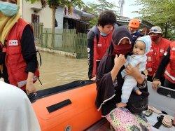 Demam, Bayi 5 Bulan Dievakuasi dari Lokasi Banjir Blok 10 Perumnas Antang Makassar