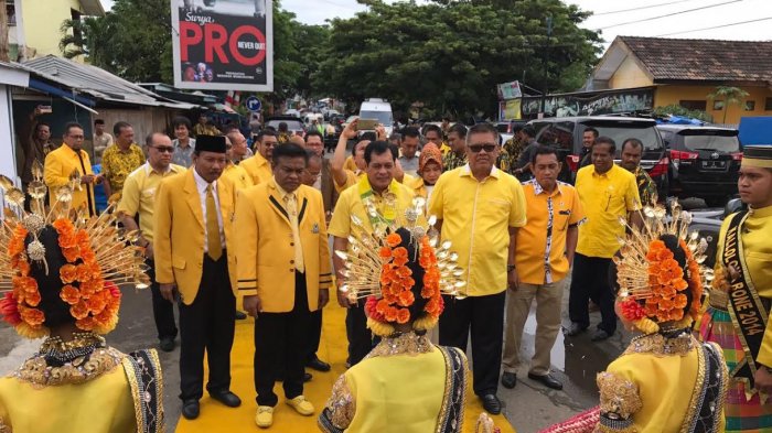 Dua Kali, Puang Baso Pakai Sepatu Kuning saat Jemput Nurdin Halid