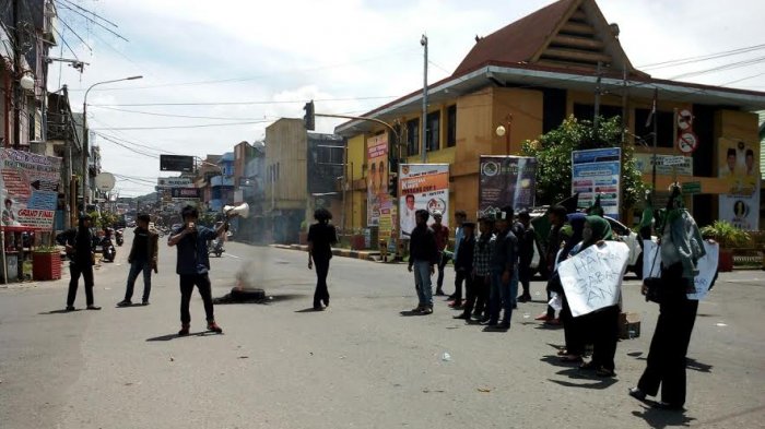 Harga Gabah Anjlok, Puluhan Aktivis HMI Pinrang Demo di Depan Mal Sejahtera