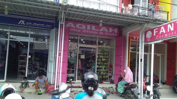 Jelang Lebaran, Emak-emak Ramai Kunjungi Toko Sepatu di Sidrap
