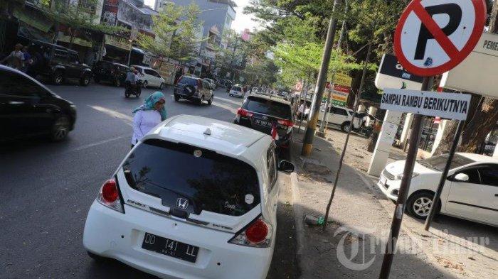 FOTO: Mobil Parkir di Bawah Rambu Larangan Depan RS Labuang Baji Makassar - rambu-larangan-parkir4.jpg