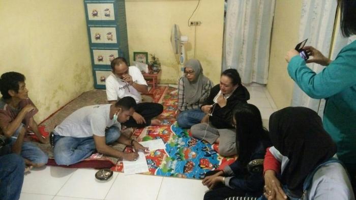 Pria Ditemukan Sudah Membusuk di Gowa, Hanya Pakai Celana Dalam - ramdana-jilbab-abu-abu-saat-dimintai_20161023_153013.jpg