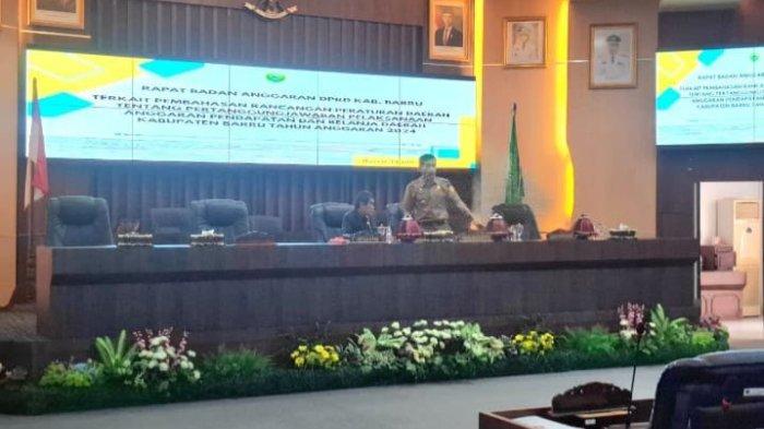 Pimpin Rapat Banggar, Ketua DPRD Barru Tekankan Pentingnya Ketelitian Cermati Laporan Keuangan
