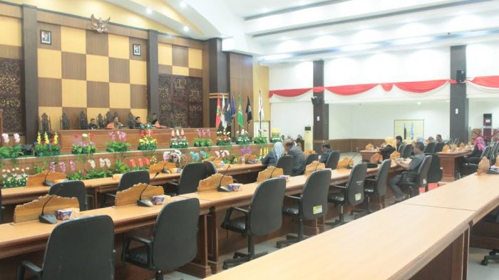 Deretan Kursi Kosong Warnai Paripurna Penyerahan Ranperda Pelaksanaan APBD Sulbar 2017