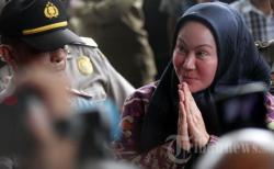 Atut Tersenyum Sambil Ucapkan Assalamualaikum Saat Diteriaki