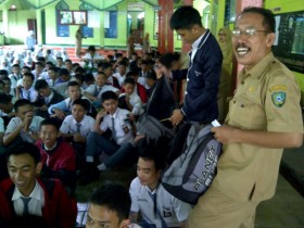 Guru SMAN 1 Maros Razia Tas Siswa