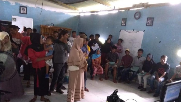 Ratusan Warga Desa Bontomanai Takalar Antri Perekaman e-KTP