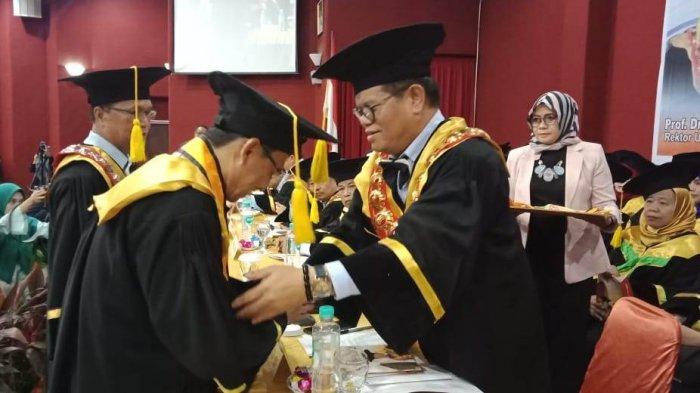 Guru Besar UNM Bertambah 2 Orang, Total 90 dan Bakal Menyusul 10 Dosen, Ini Dua Nama Profesor Baru? - rektor-unm-prof-husain-syam-mengukuhkan-dua-guru-besar-atau-profesor.jpg