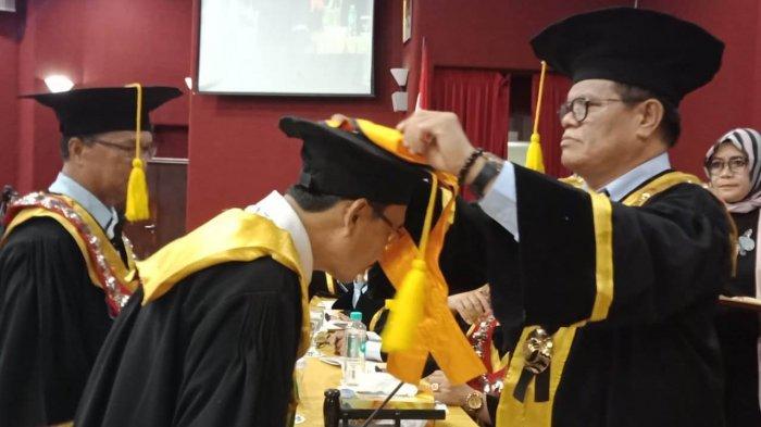 Guru Besar UNM Bertambah 2 Orang, Total 90 dan Bakal Menyusul 10 Dosen, Ini Dua Nama Profesor Baru? - rektor-unm-prof-husain-syam-mengukuhkan-dua-guru-besar.jpg