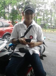 Pemilih Pakai Pin Kotak Segi Empat 'Serbu' TPS di Makassar, Dukung Siapa?