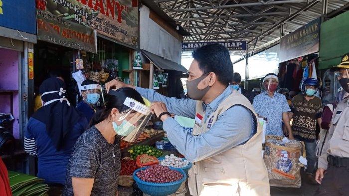 Relawan Milenial Makassar Bagi-bagi 1000 Faceshield ke Pedagang di 12 Pasar Tradisional di Makassar