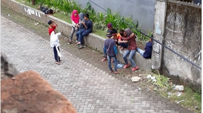 Miris! ABG Siang Bolong Pelukan di Pinggir Jalan di Panakkukang, Bahkan Sampai Ciuman